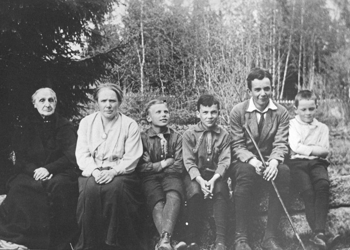 Marie Seesemann, Ida Maria, Oscar, Ralf, Henry och Herman Parland i Grankulla 1924.