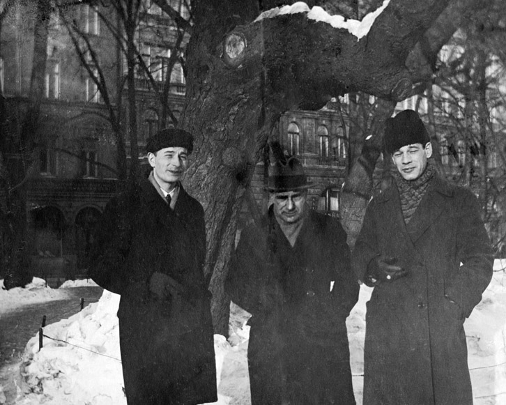 Rabbe Enckell, Gunnar Björling och Torger Enckell utanför Opris i Esplanadparken 1928. Foto: Henry Parland